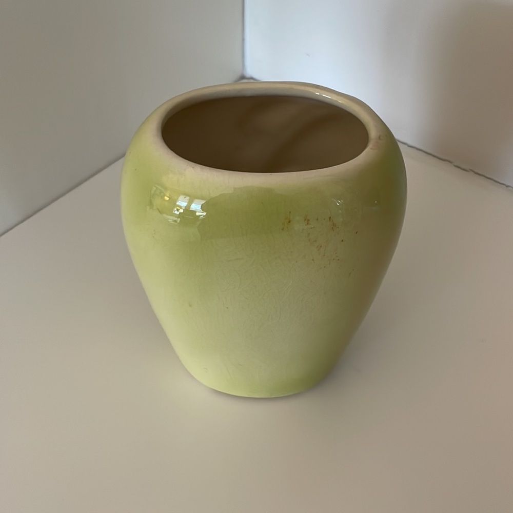 Vintage Royal Copley, MCM chartreuse vase with leaf detail. Excellent condition! - Picture 4 of 11